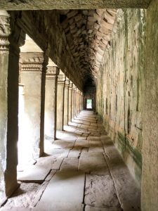 corridor angkor wat
